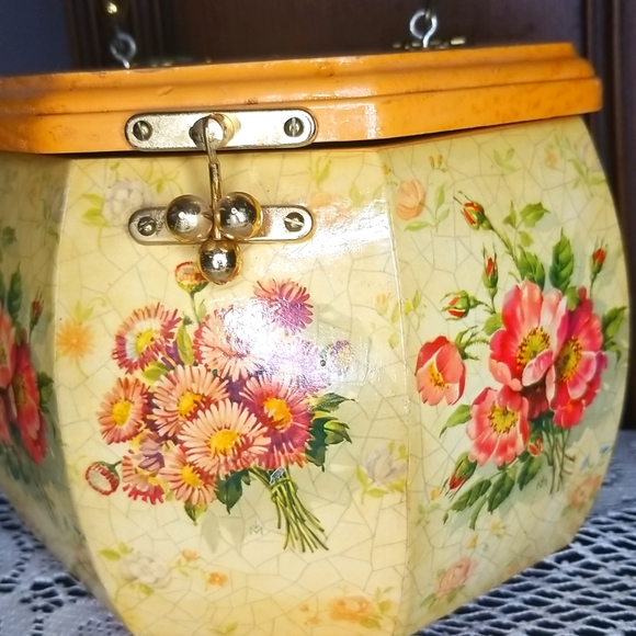 Vintage Gorgeous Handcrafted Wooden Purse with Lucite Handle-Floral - Picture 4 of 9